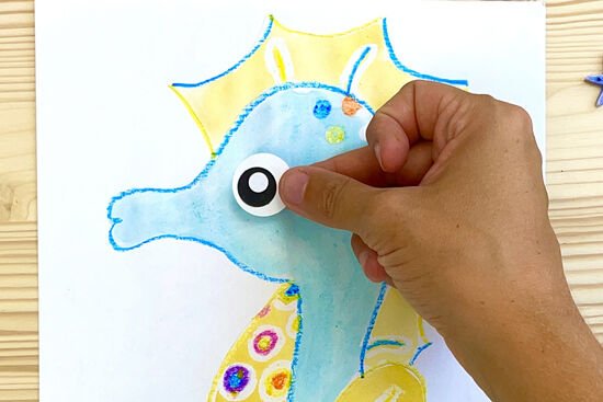 Como Desenhar um Cavalo Marinho com Canetas de Tinta Preta e Cinza