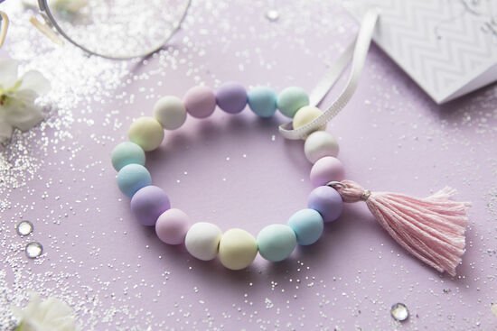 DIY pearl bracelet in pastel colours