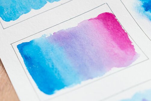 Watercolour technique "Creating colour gradients": Blue colour gradient towards pink in a rectangle on white paper