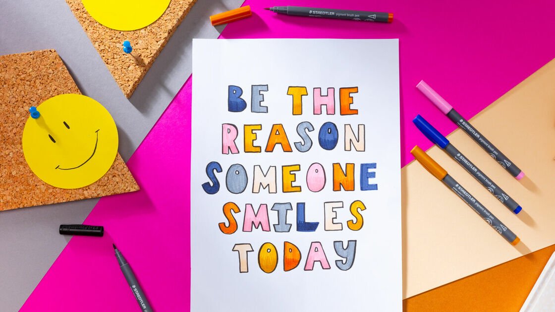 Haz lettering con la palabra «Smile»