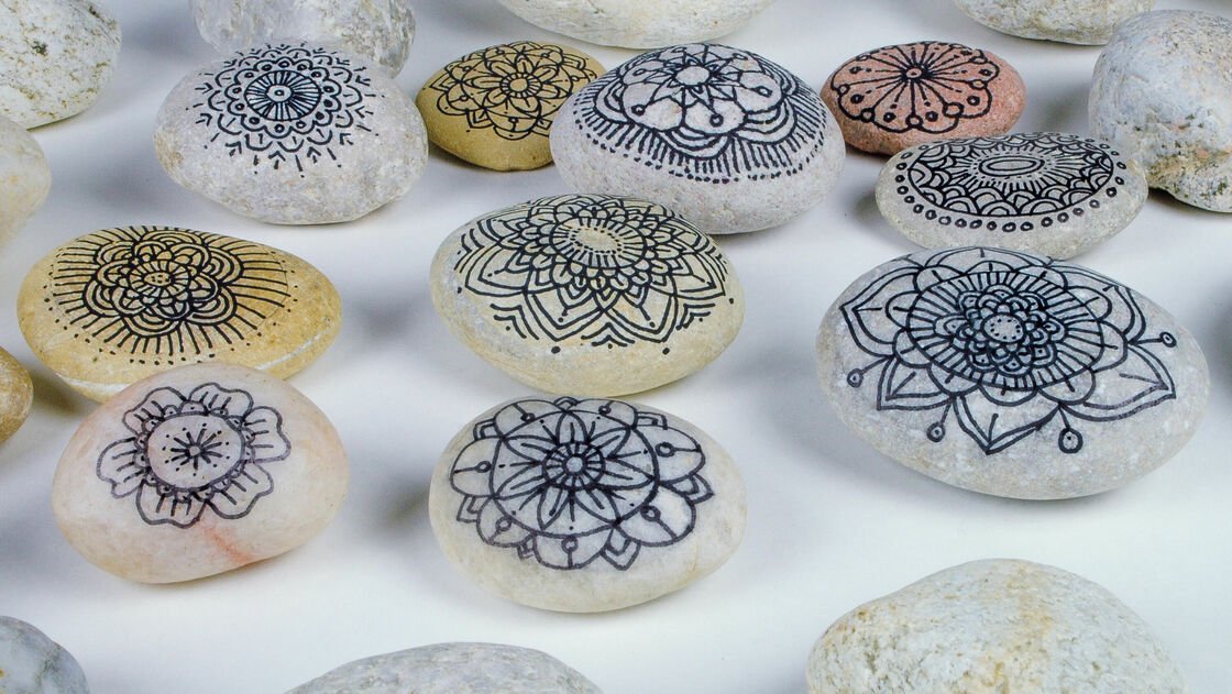 Mindfulness creativo con piedras decoradas a mano