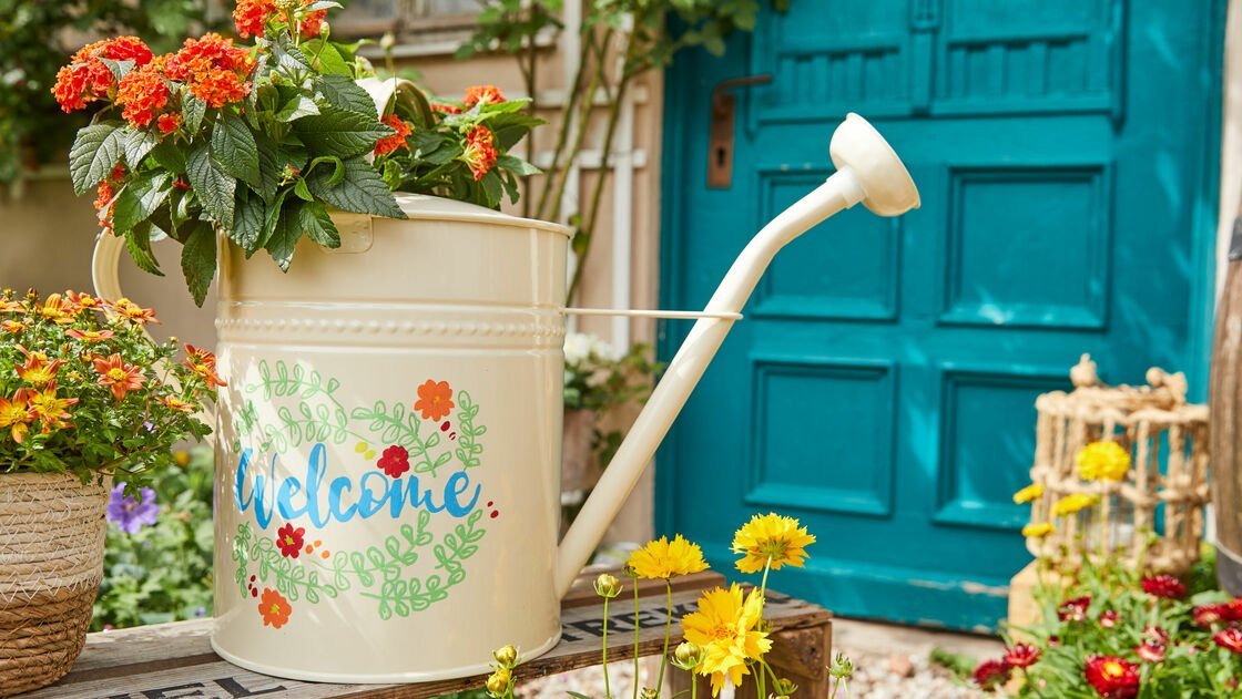 Countryside-chic upcycling – a watering can becomes a cute flower pot