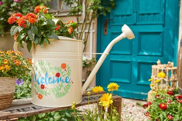 Countryside-chic upcycling – a watering can becomes a cute flower pot