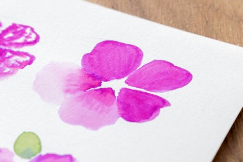 Watercolour technique with watercolour brush pens "Gradient Wash": Pink drawn flower, whose colour becomes lighter at the lower end, on white watercolour paper