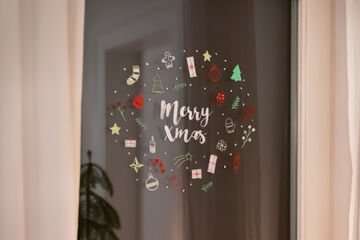 Ilustración navideña para ventana con marcadores de tiza