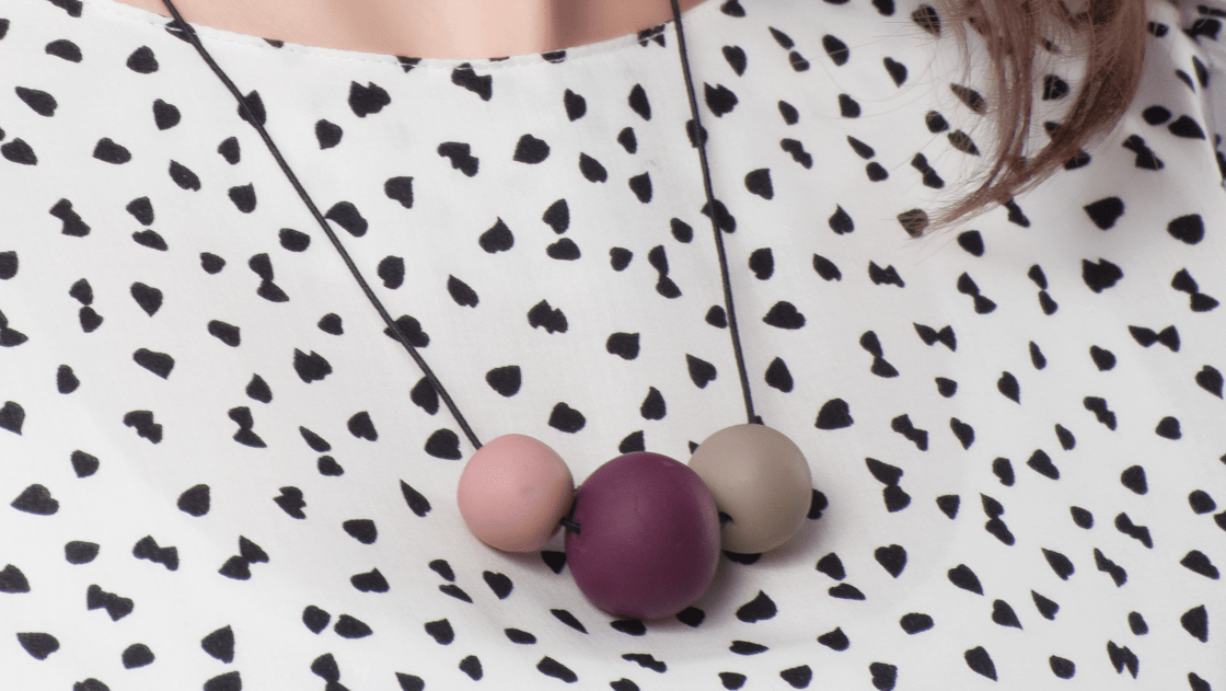 Simplicidade e emoção - colar de bolas minimalista em cores atuais