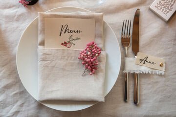 DIY Christmas table decorations - Menu cards and name tags with hand lettering