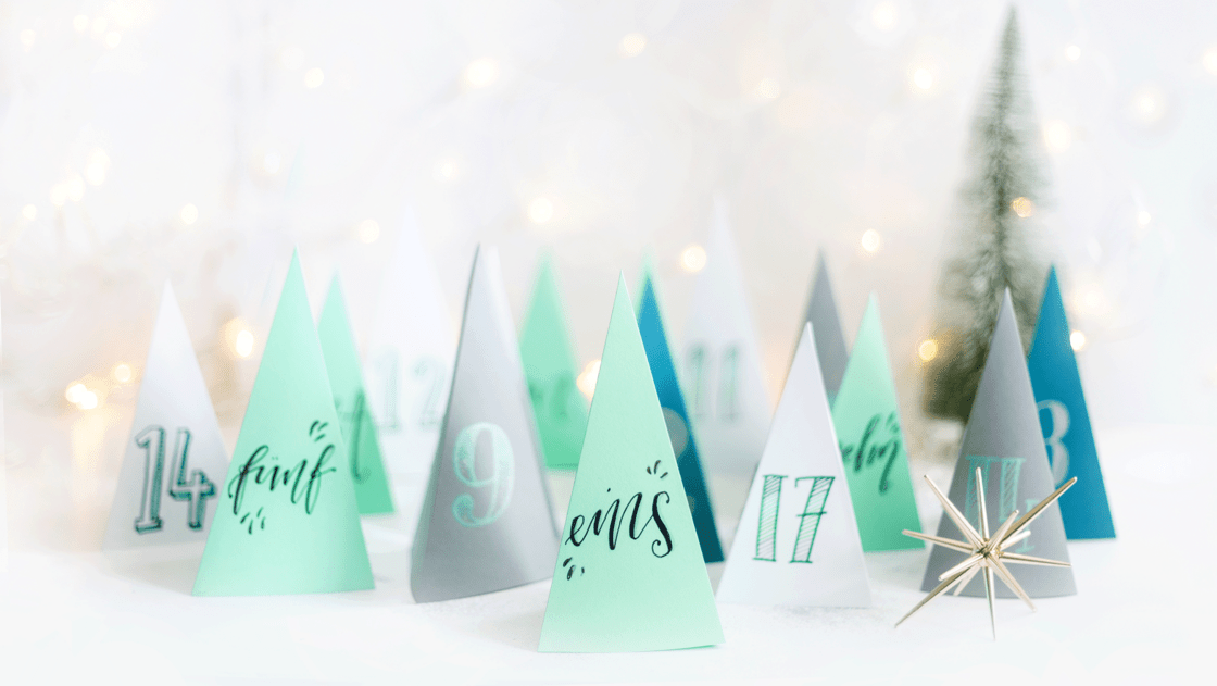 Selbstgemachter Adventskalender mit Hand Lettering Selbstgemachter Adventskalender mit Hand Lettering