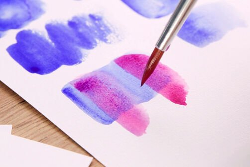 ponta de pincel de aguarela com tintas azul e rosa incorporadas uma na outra