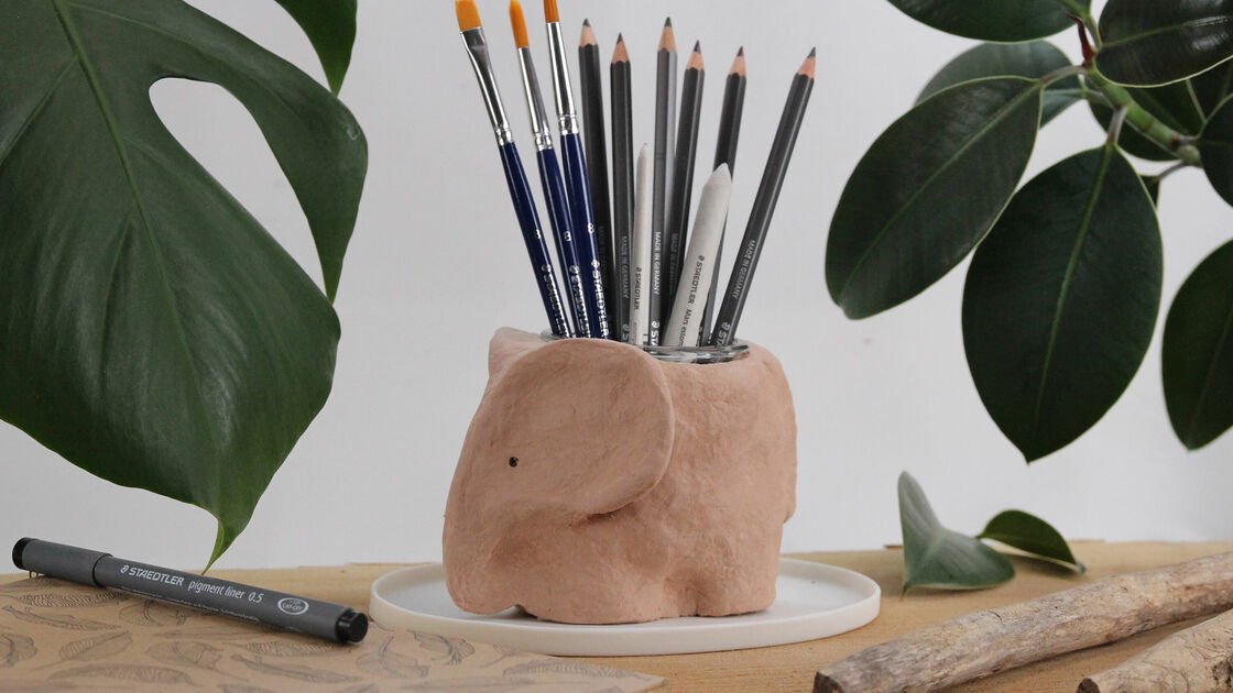 Bricolage : pot à crayons en forme d’éléphant