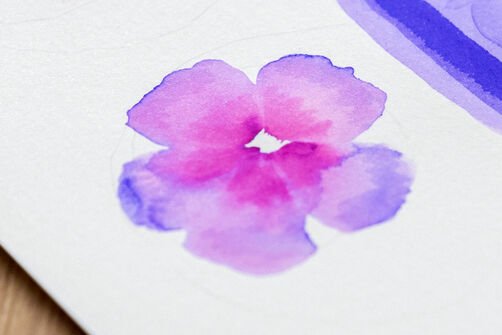 Watercolour technique with watercolour brush pens "Colour gradients": Pink-purple drawn flower whose colours run into each other, on white watercolour paper
