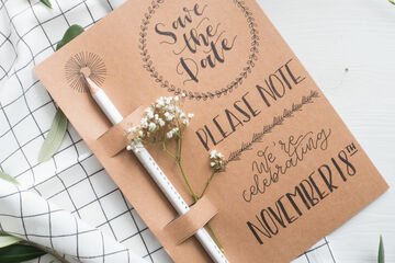 Tarjeta «Save the Date», diseñada con bonitos caracteres de hand lettering