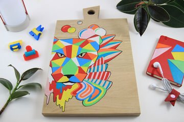 Dibujar motivos sobre madera: tabla de cortar con tigre geométrico