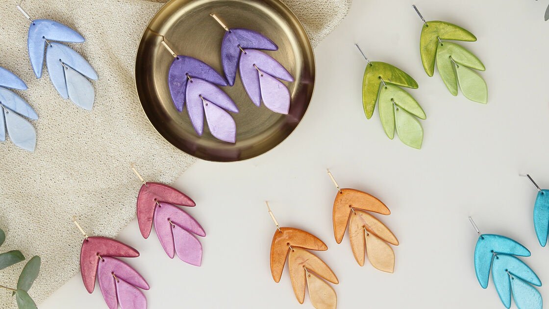 Shimmering ear pendants in different colour shades made of FIMO effect metallic