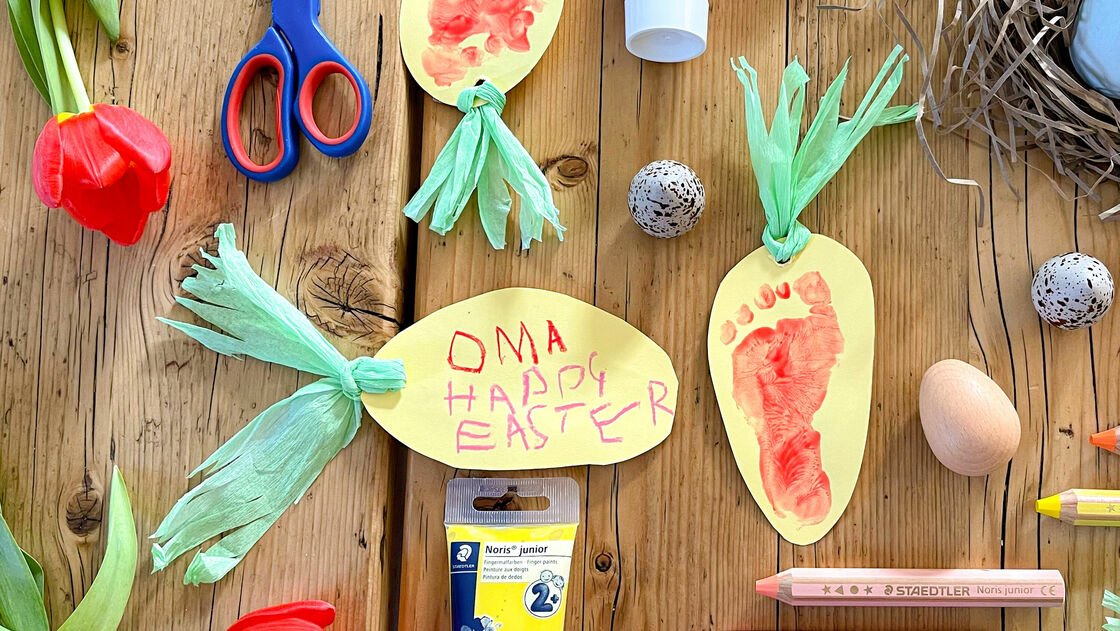 Easter crafting idea for kids - creative carrot feet as Easter greetings