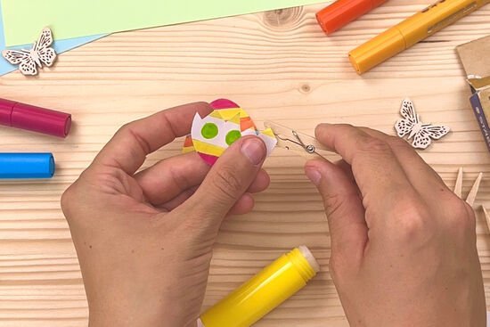 Idée DIY de Pâques pour les enfants : bricoler des œufs de Pâques colorés  collés sur des pinces à linge