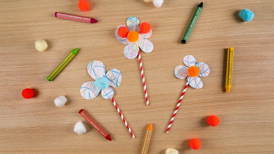 Idées créatives pour enfants – des fleurs gribouillées colorées