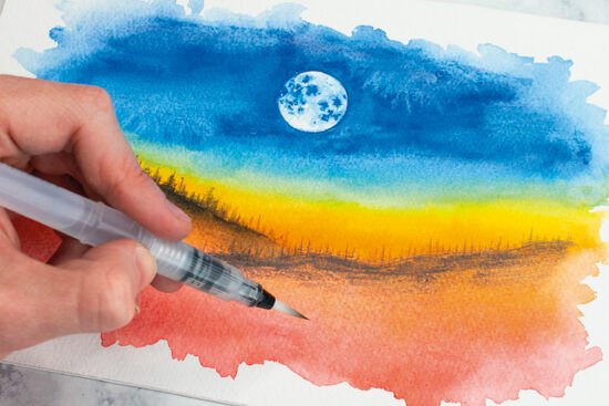 Écrire avec un effet arc-en-ciel avec des crayons aquarellables