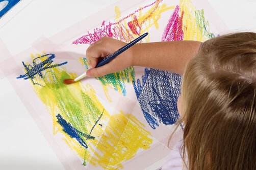 Crayons de couleur buddy pour dessiner sur du papier aquarelle