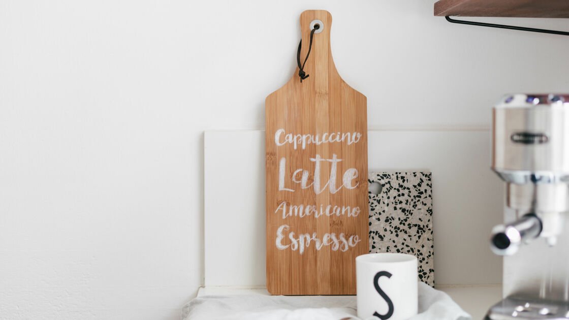 Upcycling cutting board with lettering
