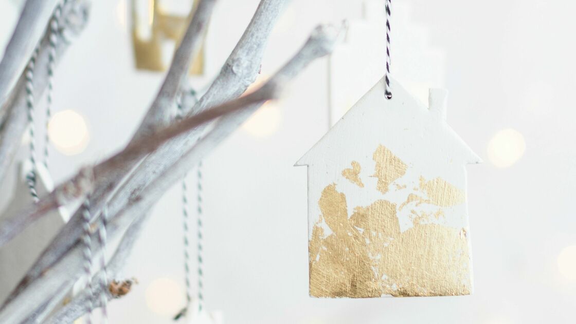 Winter wonderland - sparkling gold effect decorations