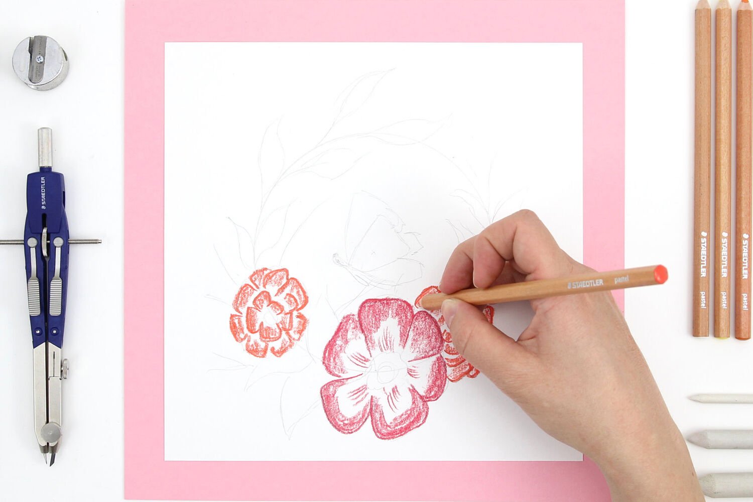 Dibujo con colores pastel: guirnalda de flores con mariposa | STAEDTLER