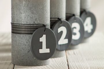 Puristic number tags in a concrete look for advent wreaths