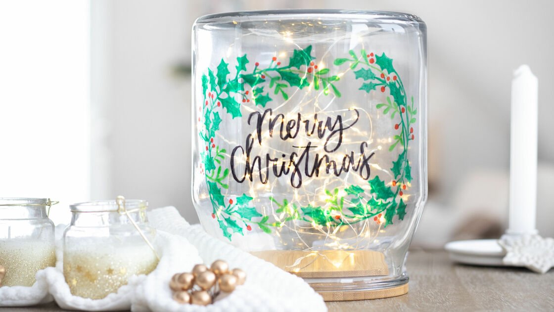 Bright DIY winter decorations - Upcycling glass jar with markers