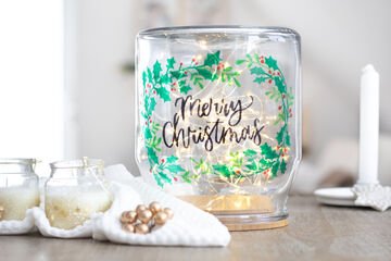 Bright DIY winter decorations - Upcycling glass jar with markers