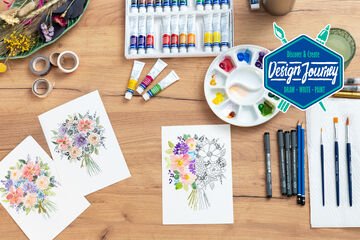 Tafel waarop een schaal met bloemen, rolletjes plakband, aquarellen met bloemen, een halve tekening met potlood, aquarelverf, een palet, een glas water, verschillende soorten potloden en penselen op een papieren doek liggen