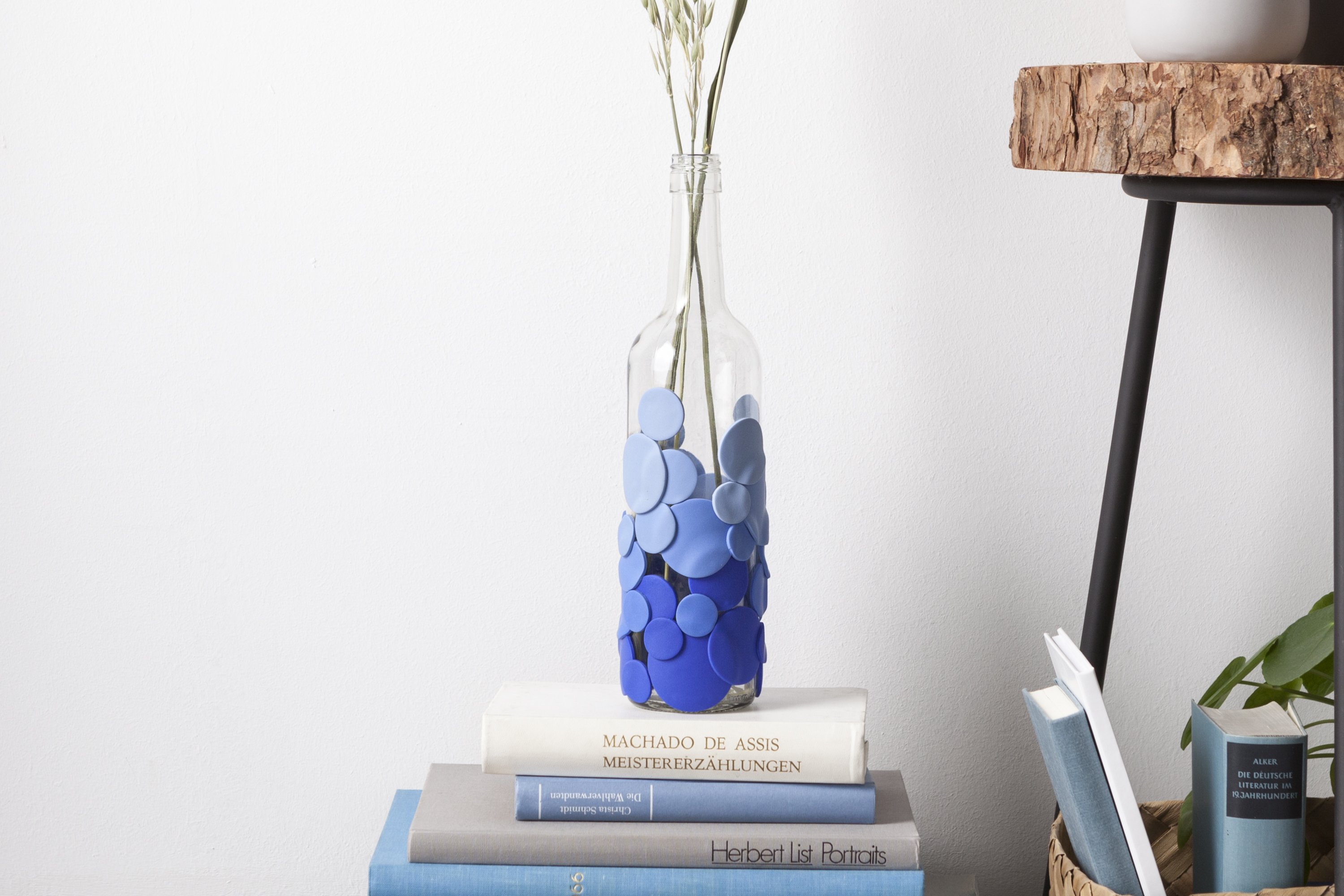 Upcycling vase in the Pantone Color of the year 2020