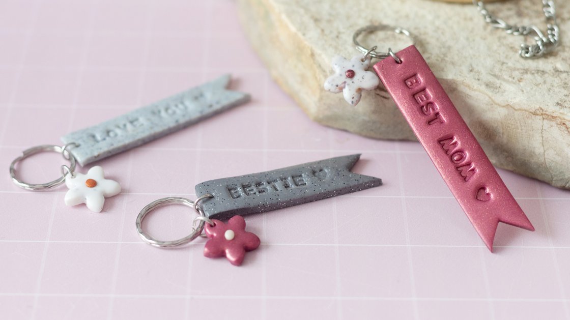 Florale FIMO-Anhänger mit süßen Botschaften