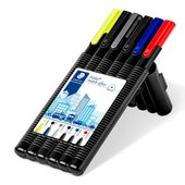 Caja STAEDTLER con 3 rotuladores triplus fineliner negro/azul/rojo, 1 bolígrafo triplus ball M negro, 1 triplus micro 0,5 mm y 1 triplus textsurfer amarillo, caja negra