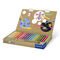 Kartonnen etui bevat 18 kleurpotloden in geassorteerde kleuren en speciale slijper