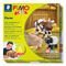 FIMO® kids 8034 - Ofenhärtende Modelliermasse Set „Farm“ mit 4 Blöcken à 42 g (weiß, blassrosa, braun, schwarz), Modellierstab, Schritt-für-Schritt-Anleitung, Spieluntergrund / Bastelbogen, Aufkleber, Gebrauchsanleitung