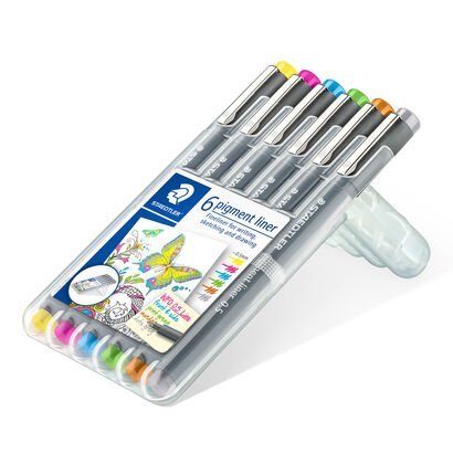 Caixa STAEDTLER contendo 6 pigment liner em cores sortidas (amarelo, fúcsia, azul-claro, verde-claro, marrom-claro, cinza), espessura do traço de aprox. 0.5 mm