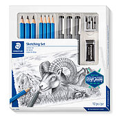 Boîte en carton contenant 7 crayons à dessin assortis, 3 feutres pigment liner aux largeurs de ligne assorties, 1 gomme à effacer et 1 taille-crayon en métal deux usages