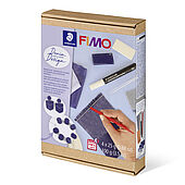 How-to-create set "Denim Design" in a carton box with 4 half blocks à 25 g (assorted colours), 1 fabric pattern "jeans", 1 Lumocolour Acrylic paint marker, 2 modelling tools, 1 jewellery card, step-by-step instruction, FIMO incstruction.